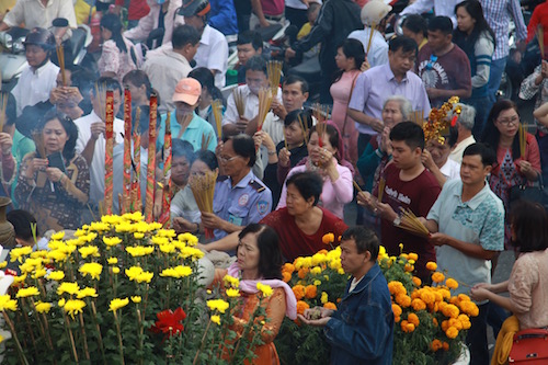 Nô nức lễ chùa ngày đầu năm mới ảnh 3